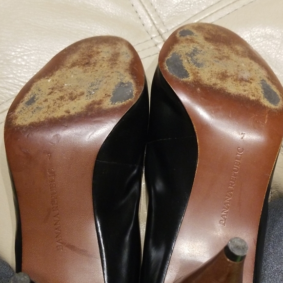 Banana Republic black peeptoe w. Brown round heel - Picture 6 of 8